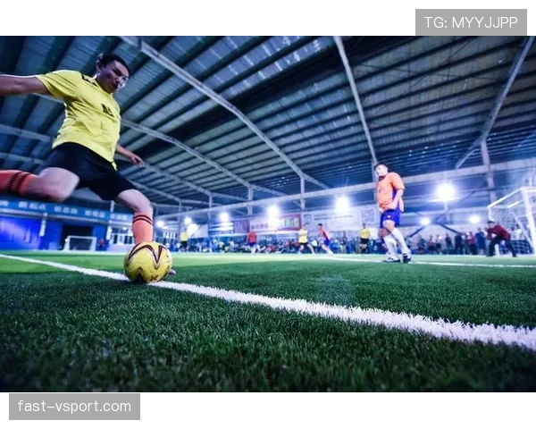 七人制足球规则中每队上场人数及换人次数如何规定