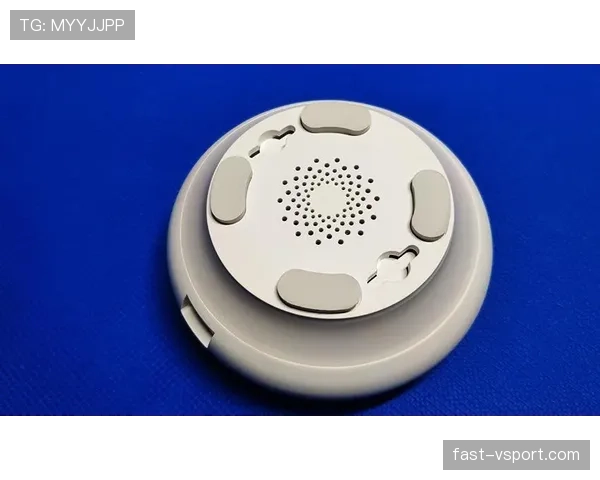 吴向东晒出的衣帽间，挂的全是我看不懂的牌子，我房间连个挂钩都没有